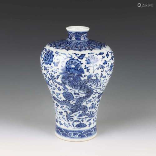 A BLUE AND WHITE 'DRAGON' VASE.MARK OF QIANLONG