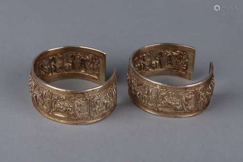 A PAIR OF GILT-SILVER BANGLES.QING DYNASTY