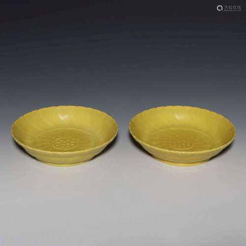 A PAIR OF YELLOW-GLAZED DISHES.MARK OF YONGZHENG