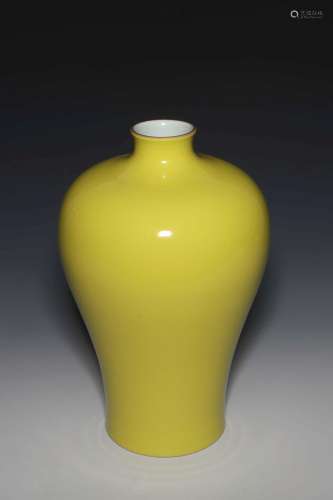 A YELLOW-GLAZED VASE.MEIPING.MARK OF YONGZHENG