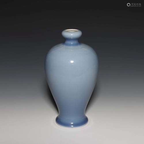 A CELADON-GLAZED VASE.MARK OF YONGZHENG