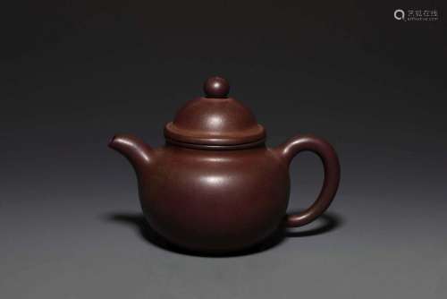 A YIXING TEAPOT AND COVER.QING DYNASTY