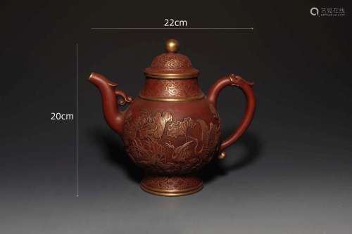 A YIXING TEAPOT AND COVER.QING DYNASTY