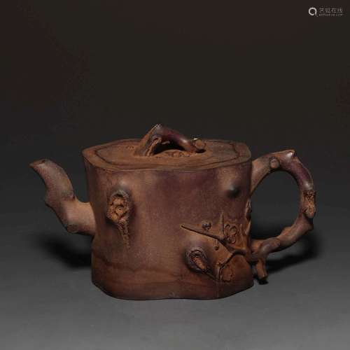 A YIXING TEAPOT AND COVER.QING DYNASTY