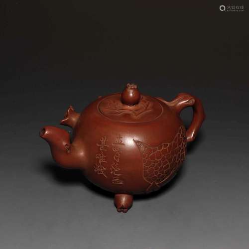 A YIXING TEAPOT AND COVER.QING DYNASTY