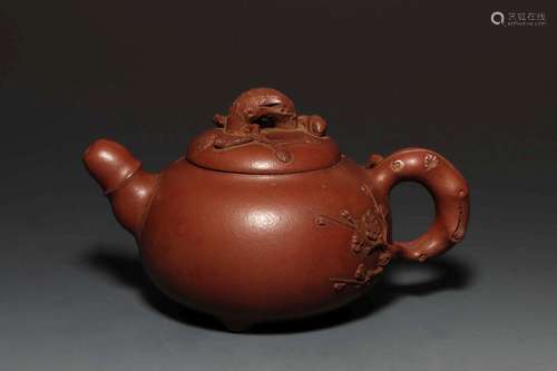 A YIXING TEAPOT AND COVER.QING DYNASTY