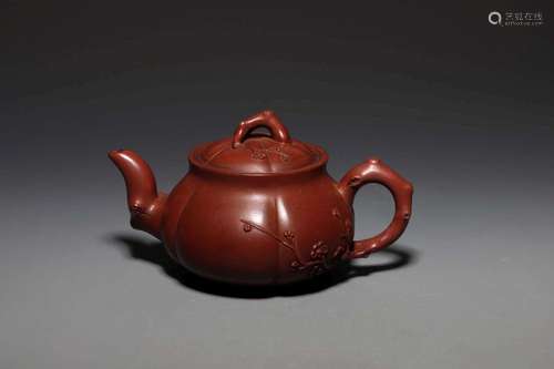 A YIXING TEAPOT AND COVER.QING DYNASTY