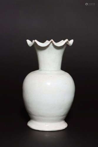 A CELADON-GLAZED VASE.SONG DYNASTY