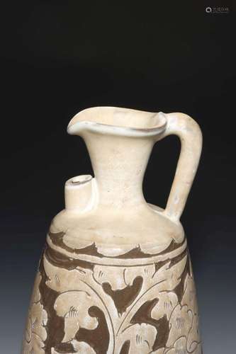 A CARVED CIZHOU JAR.SONG DYNASTY