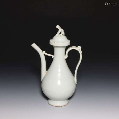A DINGYAO-GLAZED WINE POT AND COVER.SONG DYNASTY