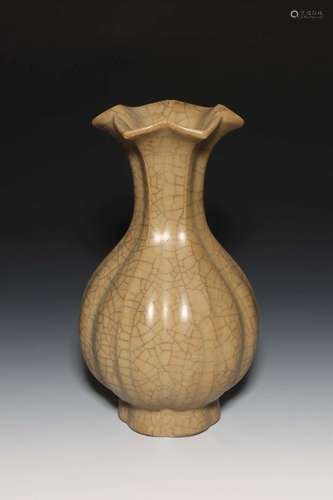 A GEYAO-GLAZED VASE.SONG DYNASTY