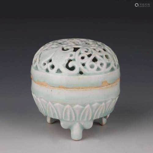 A CELADON-GLAZED BURNER AND COVER.SONG DYNASTY