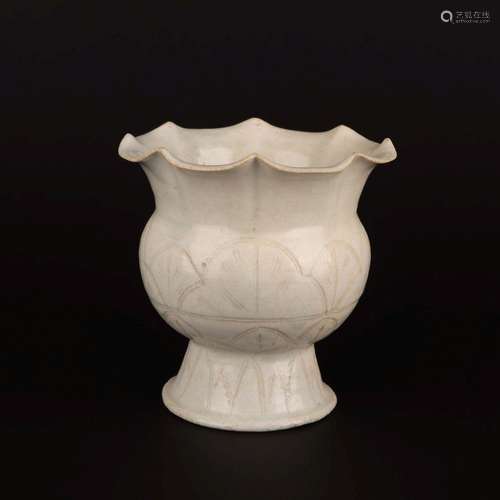 A CELADON-GLAZED VASE.SONG DYNASTY