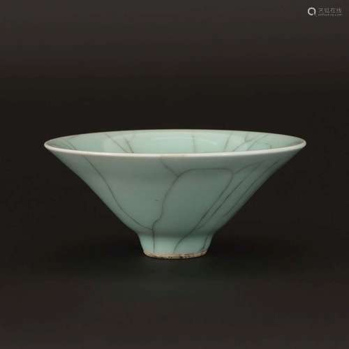 A LONGQUAN-CELADON-GLAZED BOWL.SONG DYNASTY