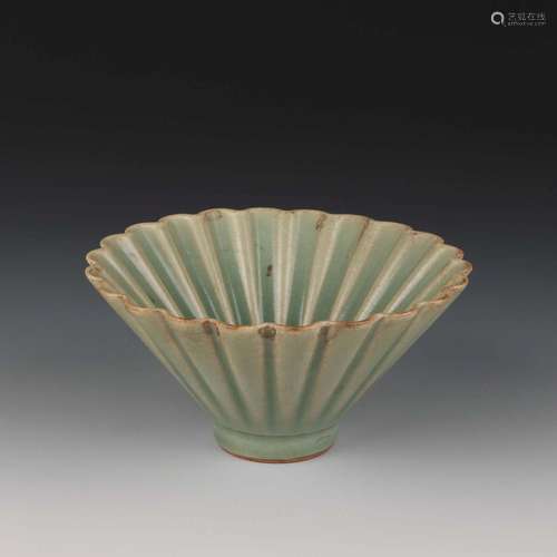 A LONGQUAN-CELADON-GLAZED BOWL.SONG DYNASTY