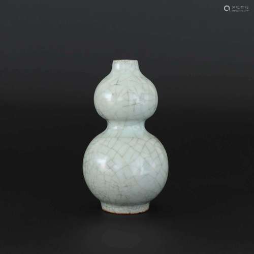 A LONGQUAN-CELADON-GLAZED DOUBLE-GOURD VASE.SONG DYNASTY