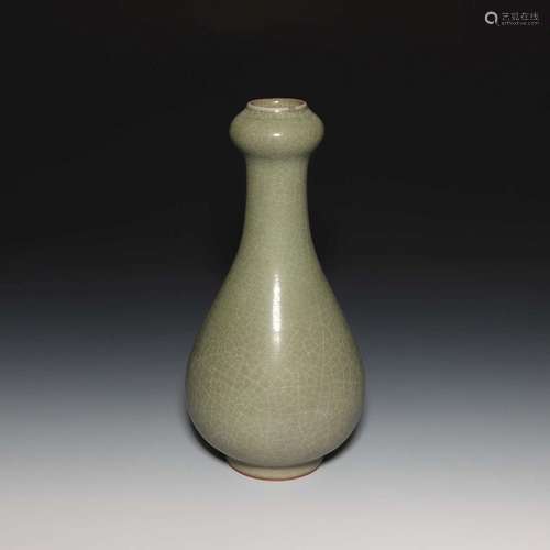 A LONGQUAN-CELADON-GLAZED VASE.SONG DYNASTY