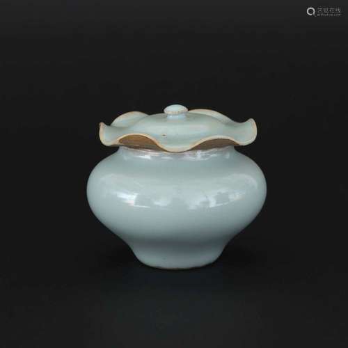 A LONGQUAN-CELADON-GLAZED JAR AND COVER.SONG DYNASTY