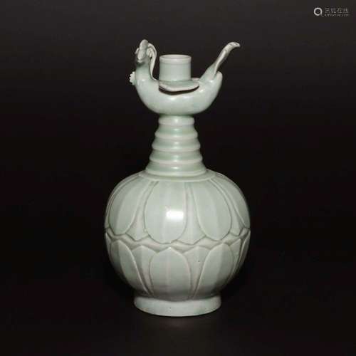 A CELADON-GLAZED WINEPOT.SONG DYNASTY