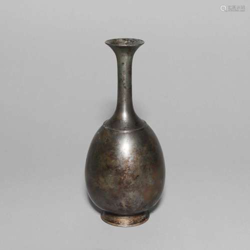 A BRONZE BOTTLE VASE.TANG DYNASTY