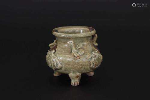 A YUEYAO-GLAZED TRIPOD CENSER.WEATERN JIN  DYNASTY