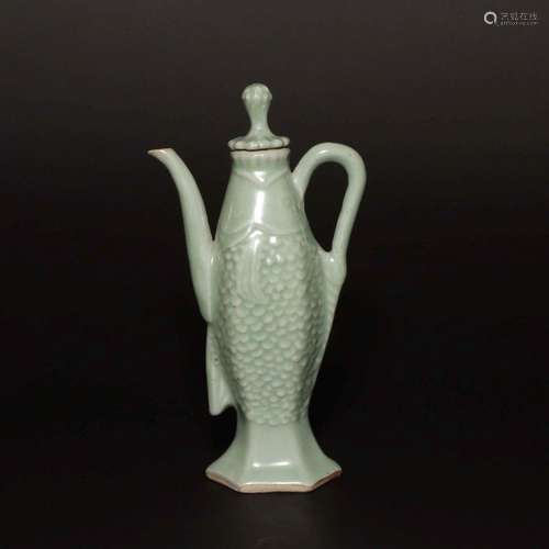 A LONGQUAN-GLAZED VASE.SONG DYNASTY