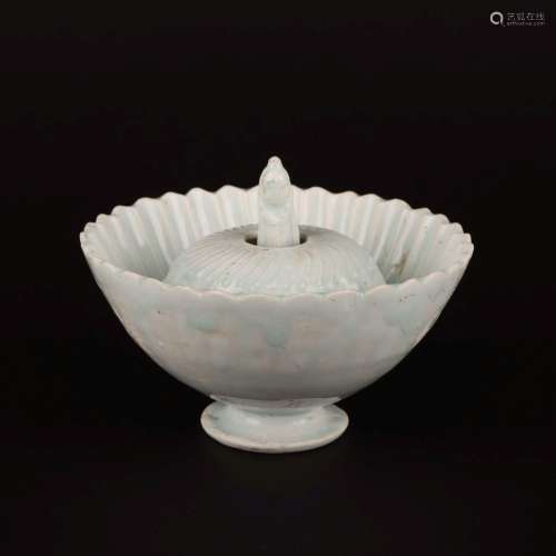 A CELADON-GLAZED GUANYIN CUP.SONG DYNASTY