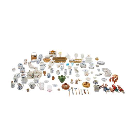Extensive set of 5 doll's house dolls and accessories for th...
