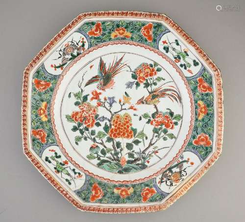 GRAND PLAT EN PORCELAINE DE CHINE OCTOGONAL PEINT DANS LES É...