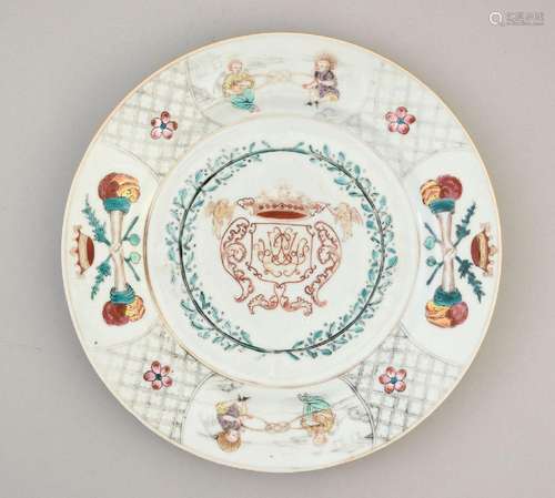 ASSIETTE À DÉCOR PSEUDO-ARMORIÉ EN PORCELAINE DE CHINE DÉCOR...