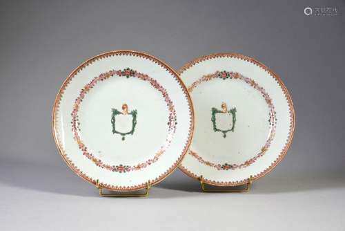 DEUX ASSIETTES AUX ARMOIRIES BÛCHÉES EN PORCELAINE DE CHINE....