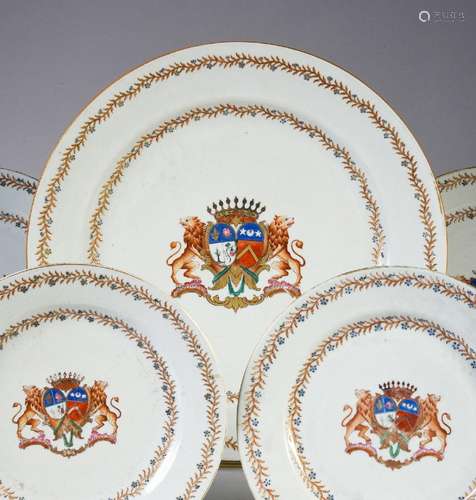 GRAND PLAT ARMORIÉ EN PORCELAINE DE CHINE POUR LE MARCHÉ FRA...