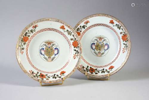 PAIRE D\'ASSIETTES INÉDITES EN PORCELAINE DE CHINE À DÉCOR A...