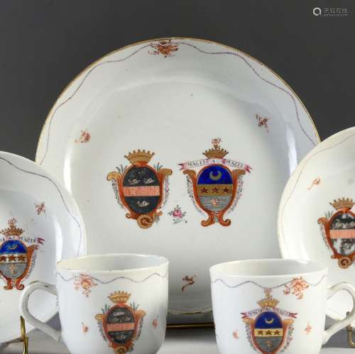 COUPE D\'UN SERVICE INÉDIT EN PORCELAINE DE CHINE À DÉCOR AR...