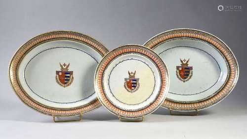 DEUX GRANDS PLATS OVALES ET UNE ASSIETTE EN PORCELAINE DE CH...