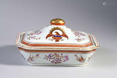 LÉGUMIER COUVERT EN PORCELAINE.<br />
Chine, pour l\'exporta...