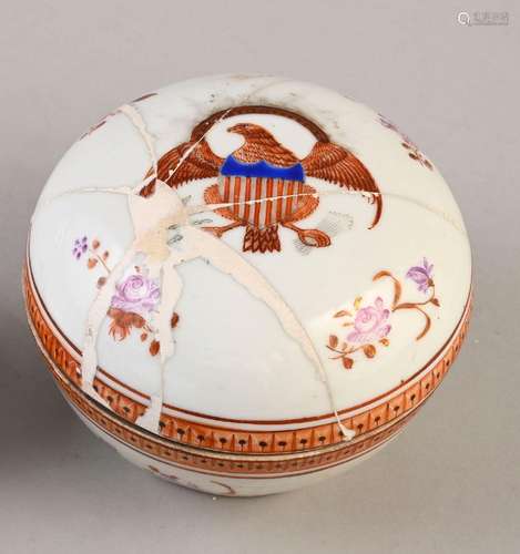 BONBONNIÈRE EN PORCELAINE.<br />
Chine, pour l\'exportation ...