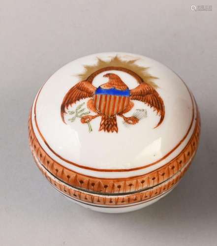 PETITE BONBONNIÈRE EN PORCELAINE.<br />
Chine, pour l\'expor...