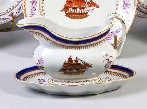 SAUCIÈRE ET SON PRÉSENTOIR EN PORCELAINE.<br />
Chine, pour ...