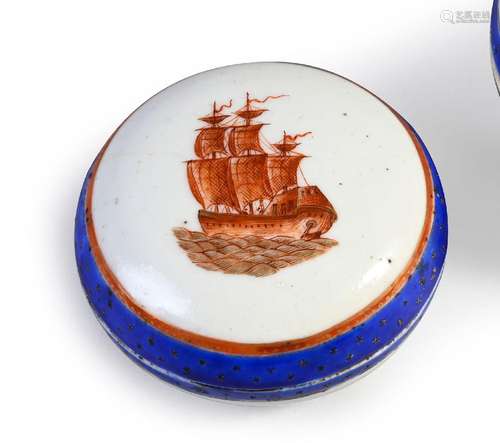 PETITE BONBONNIÈRE EN PORCELAINE.<br />
Chine, pour l\'expor...