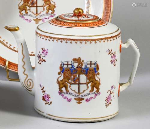 THÉIÈRE EN PORCELAINE.<br />
Chine, pour l\'exportation étra...