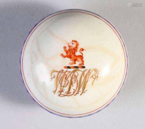 PETITE BONBONNIÈRE EN PORCELAINE.<br />
Chine, pour l\'expor...