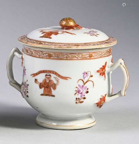 SUCRIER COUVERT EN PORCELAINE.<br />
Chine, pour l\'exportat...