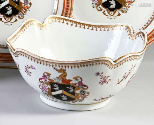 SALADIER EN PORCELAINE.<br />
Chine, pour l\'exportation étr...