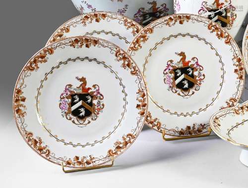 ENSEMBLE DE SIX ASSIETTES PLATES EN PORCELAINE.<br />
Chine,...