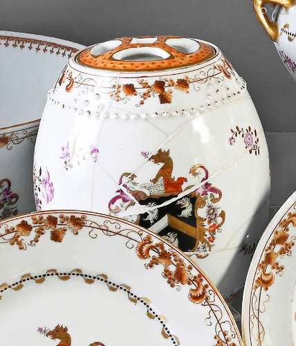 GRAND POT COUVERT EN PORCELAINE.<br />
Chine, pour l\'export...