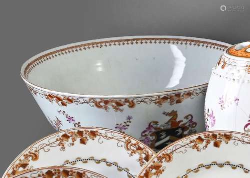 GRAND SALADIER EN PORCELAINE.<br />
Chine, pour l\'exportati...