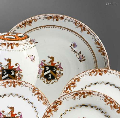 GRAND PLAT CREUX EN PORCELAINE.<br />
Chine, pour l\'exporta...