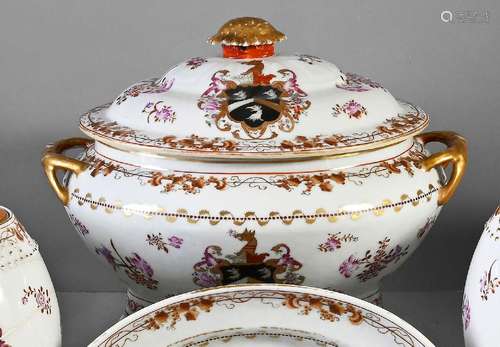 GRANDE SOUPIÈRE COUVERTE EN PORCELAINE.<br />
Chine, pour l\...