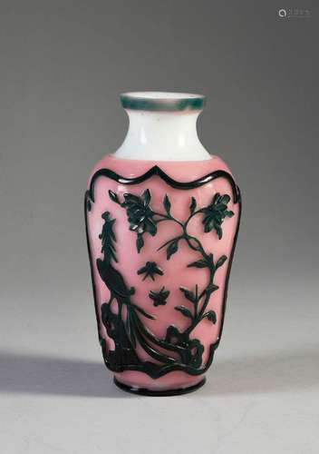 * PETIT VASE.<br />
Chine, XXe siècle.<br />
En verre overla...